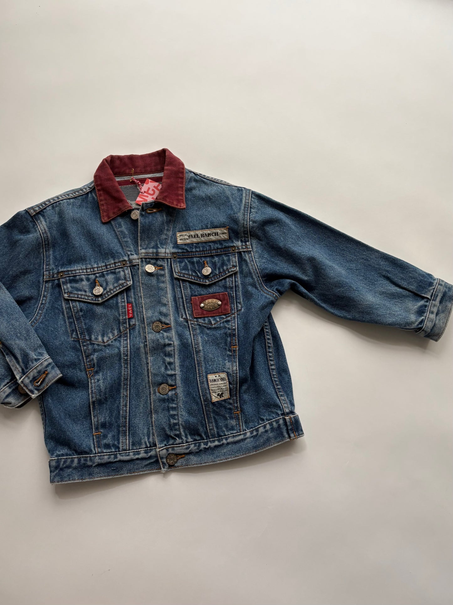 jeansjas bordeaux kraagje (maat 122/128)