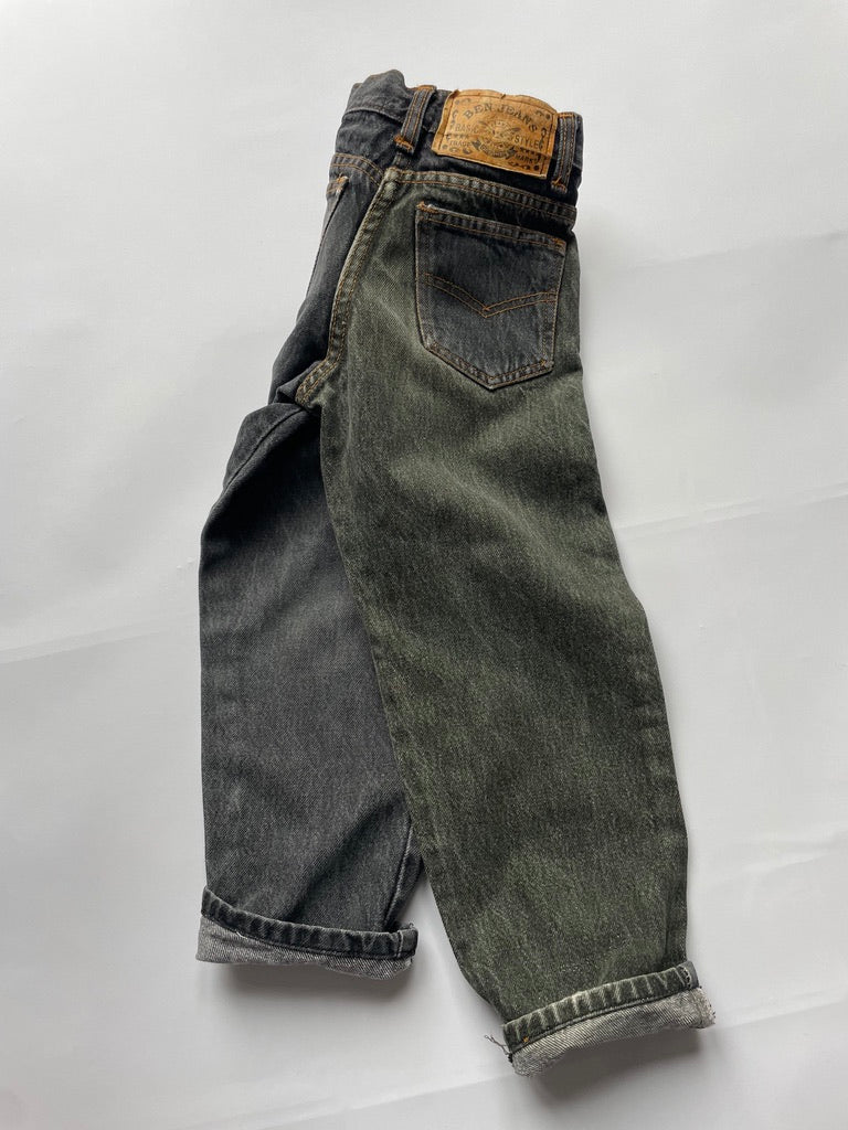 grijsgroene jeans (4/5 jaar)