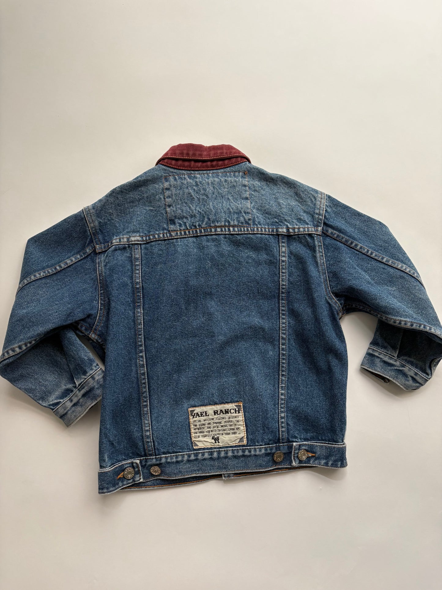 jeansjas bordeaux kraagje (maat 122/128)
